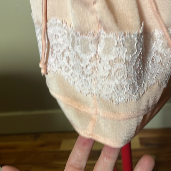 3/$15 🏷️ Banana Republic peach silky satin polyester lined lace-top mini skirt - Picture 6 of 11